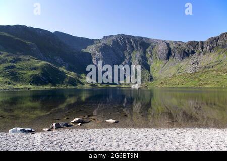 CWM Idwal montagne riflesse nelle acque di Llyn Idwal in una giornata di sole Foto Stock