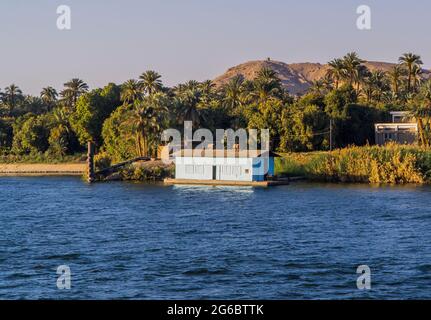 Una stazione di pompaggio galleggiante sul fiume Nilo vicino Edfu, Egitto Foto Stock