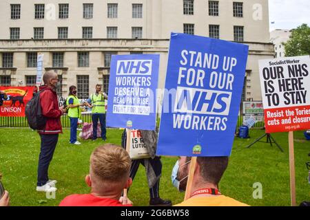 Londra, Regno Unito. 3 luglio 2021. Manifestanti fuori Downing Street. I lavoratori e i sostenitori del NHS (National Health Service) hanno marciato attraverso il centro di Londra chiedendo un equo aumento salariale per il personale del NHS e in generale il sostegno del NHS. Foto Stock