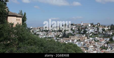 Vista sul centro della città di Granada dall'Alhambra di Granada.Spain. Situato sulla cima della collina al-Sabika, Sulla riva del fiume Darro, nella città di Granada e di fronte ai quartieri dell'Albaicin e dell'Alcazaba.originariamente costruito come una fortezza nel 889 CE., poi in gran parte ignorato.ricostruito a metà del 13 ° secolo dall'emiro arabo Nasrido Mohammed ben al-Ahmar dell'Emirato di Granada, Who Costruito il suo attuale palazzo e le mura. Dopo la Reconquista cristiana nel 1492, il sito divenne la Corte reale di Ferdinando e Isabella. Foto Stock