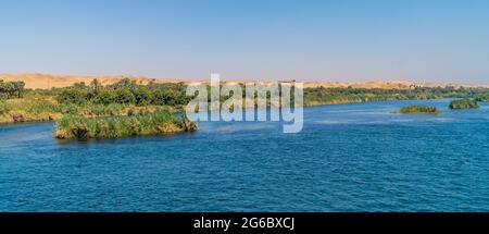 Paesaggi fertili sul fiume Nilo vicino a Edfu, Egitto al tramonto Foto Stock