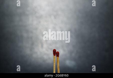 Due bastoncini romantici in Love. Concetto di amore e romanticismo. Matchstick arte fotografia utilizzato matchsticks per creare il carattere. Foto Stock