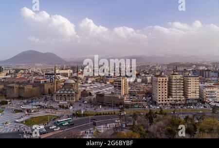 Kayseri, Turchia - 22 marzo 2021 - splendida vista panoramica aerea del centro di Kayseri, Anatolia centrale Foto Stock