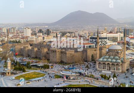 Kayseri, Turchia - 22 marzo 2021 - splendida vista panoramica aerea del centro di Kayseri, Anatolia centrale Foto Stock