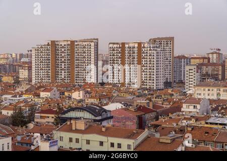 Kayseri, Turchia - 22 marzo 2021 - splendida vista panoramica aerea del centro di Kayseri, Anatolia centrale Foto Stock
