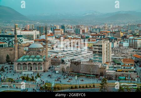 Kayseri, Turchia - 22 marzo 2021 - splendida vista panoramica aerea del centro di Kayseri, Anatolia centrale Foto Stock