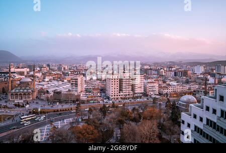 Kayseri, Turchia - 22 marzo 2021 - splendida vista panoramica aerea del centro di Kayseri, Anatolia centrale Foto Stock