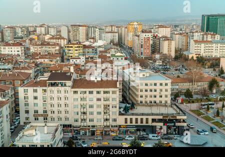 Kayseri, Turchia - 22 marzo 2021 - splendida vista panoramica aerea del centro di Kayseri, Anatolia centrale Foto Stock