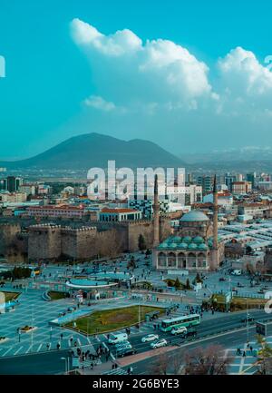 Kayseri, Turchia - 22 marzo 2021 - splendida vista panoramica aerea del centro di Kayseri, Anatolia centrale Foto Stock