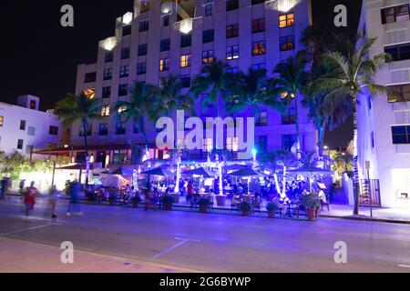 Miami, USA - 18 Aprile 2021: Vita notturna a South Beach in Ocean Drive Street in Florida Foto Stock