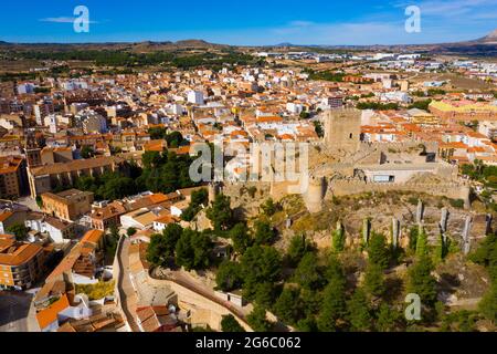 Veduta aerea di Almansa che domina la Chiesa di la Asuncion e fortezza, Spagna Foto Stock