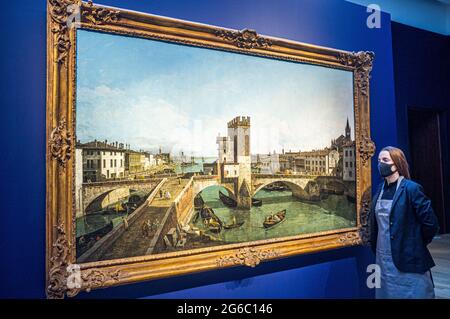 LONDRA 5 luglio 2021. Immagine; BERNARDO BELLOTTO (VENEZIA 1721-1780 VARSAVIA) .Vista di Verona con il Ponte delle navi stima GBP 12,000,000 - GBP 18,000,000 . Offerta in vendita serale Old Masters Christie's a King Street come parte della settimana classica. Credit amer Ghazzal/Alamy Live News Foto Stock