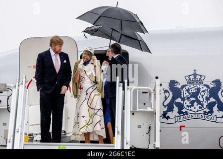 Berlino, Germania. 05 luglio 2021. Il re Willem-Alexander e la regina Maxima dei Paesi Bassi arrivano all'aeroporto di Berlino-Brandeburgo. La coppia reale olandese si trova a Berlino per una visita di tre giorni. Berlino, Germania, 5 luglio 2021. Foto di Robin Utrecht/ABACAPRESS.COM Credit: Abaca Press/Alamy Live News Foto Stock