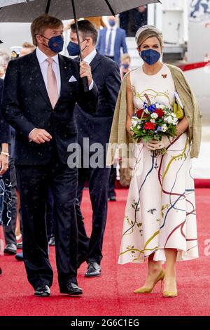 Berlino, Germania. 05 luglio 2021. Il re Willem-Alexander e la regina Maxima dei Paesi Bassi arrivano all'aeroporto di Berlino-Brandeburgo. La coppia reale olandese si trova a Berlino per una visita di tre giorni. Berlino, Germania, 5 luglio 2021. Foto di Robin Utrecht/ABACAPRESS.COM Credit: Abaca Press/Alamy Live News Foto Stock