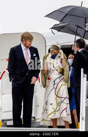 Berlino, Germania. 05 luglio 2021. Il re Willem-Alexander e la regina Maxima dei Paesi Bassi arrivano all'aeroporto di Berlino-Brandeburgo. La coppia reale olandese si trova a Berlino per una visita di tre giorni. Berlino, Germania, 5 luglio 2021. Foto di Robin Utrecht/ABACAPRESS.COM Credit: Abaca Press/Alamy Live News Foto Stock