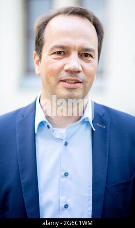 Hannover, Germania. 05 luglio 2021. Jörn Ehlers, vicepresidente Landvolk Niedersachsen, si trova nel cortile del Ministero dell'ambiente della bassa Sassonia. Il Landvolk Niedersachsen ha consegnato i risultati di un'indagine rappresentativa sul tema dei lupi alle menzogne del ministro dell'ambiente della bassa Sassonia. Credit: Hauke-Christian Dittrich/dpa/Alamy Live News Foto Stock