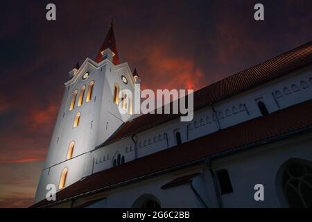 Chiesa medievale di San Giovanni al tramonto nella città di Cesis, Lettonia Foto Stock