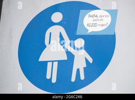 05 luglio 2021, bassa Sassonia, Osnabrück: Un cartello che indica una "zona pedonale" è stato coperto da un adesivo sul tema "genere". Foto: Frito Gentsch/dpa Foto Stock