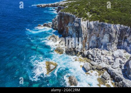 Vista aerea delle scogliere e della costa rocciosa vicino alla spiaggia di Dafnoudi a Cefalonia, Grecia. Foto Stock