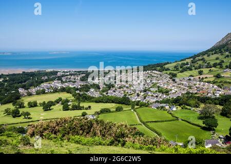 Vista alta del villaggio sulla costa nord gallese dalle colline sul bordo settentrionale di Snowdonia. Llanfairfechan, Conwy, Galles del nord, Regno Unito, Gran Bretagna Foto Stock