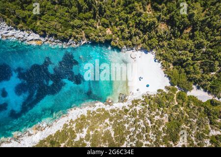 Vista aerea dall'alto della remota spiaggia di Dafnoudi a Cefalonia, Grecia. Baia isolata con acqua di mare turchese e cristallo puro circondata da cipressi Foto Stock