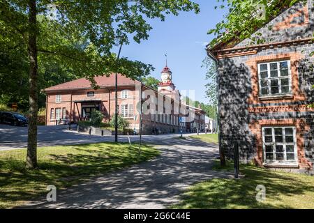 L'edificio della torre dell'orologio nel villaggio di Fiskars, una storica area di ferri e popolare destinazione di viaggio nel sud fin Foto Stock