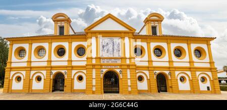 Jerez de la Frontera, Cadice, Spagna - 15 giugno 2021: Facciata della Scuola reale Andalusa di Arte Equestre Foto Stock