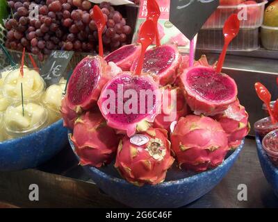 Dragon Fruit, conosciuto anche come pitahaya o fragola pera vivace pelle rossa e dolce Foto Stock