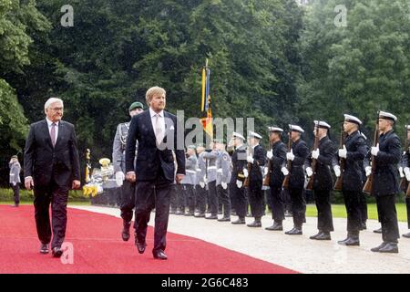 Il presidente federale Frank-Walter Steinmeier dà il benvenuto al re Willem-Alexander dei Paesi Bassi al Palazzo Bellevue. La coppia reale olandese si trova a Berlino per una visita di stato di tre giorni. Berlino, Germania, 5 luglio 2021. Foto di Robin Utrecht/ABACAPRESS.COM Foto Stock