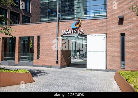 Wärtsilä edificio della sede in estate a Ruoholahti. Wärtsilä produce vari prodotti nei mercati della Marina e dell'energia. Foto Stock