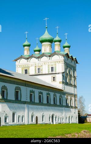 Veliky Novgorod, Russia. Chiesa di San Giovanni Evangelista con il refettorio chiesa dell'Ascensione in Nicholas Vyazhischsky stauropegic monastero Foto Stock