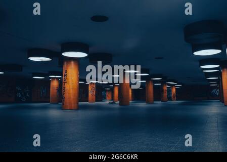 Sottopassaggio pedonale all'ICC di berlino in germania di notte, famoso sottopassaggio pedonale vicino al Centro Congressi Internazionale (ICC Berlin) Foto Stock