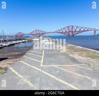 Forth Bridge and Harbour con barche ormeggiate a South Queensferry, Scozia, Regno Unito Foto Stock