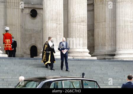 Londra, Regno Unito. 5 luglio 2021 Cattedrale di St Paul, Londra, Regno Unito. Un servizio si è svolto oggi, il 73° compleanno della NHS, per rendere grazie in onore della dedizione e del sacrificio del personale della NHS durante la pandemia del coronavirus. NELLA FOTO: Il principe ereditario Guglielmo il duca di Cambridge lascia il servizio con William Russell, il sindaco della città di Londra. Bridget Catterall/Alamy Live News Foto Stock