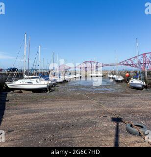 Forth Rail Bridge (costruito nel 1890) e Harbour a South Queensferry, Scozia, Regno Unito Foto Stock