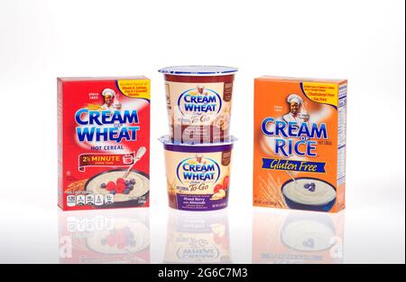 Scatole di panna di grano cereali caldi e tazze da asporto con logo originale Foto Stock