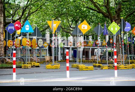 Hannover, Germania. 05 luglio 2021. Numerosi cartelli con diversi pittogrammi si trovano in un parcheggio chiuso a Köbelinger Markt. Nelle prossime settimane, la città chiuderà diverse strade del centro città per il traffico di auto. Devono diventare zone pedonali temporanee. Credit: Hauke-Christian Dittrich/dpa/Alamy Live News Foto Stock