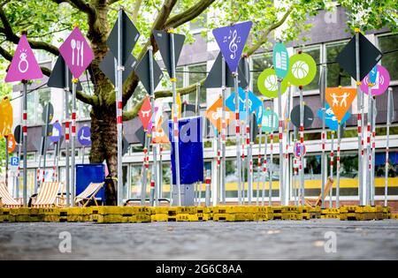 Hannover, Germania. 05 luglio 2021. Numerosi cartelli con diversi pittogrammi si trovano in un parcheggio chiuso a Köbelinger Markt. Nelle prossime settimane, la città chiuderà diverse strade del centro città per il traffico di auto. Devono diventare zone pedonali temporanee. Credit: Hauke-Christian Dittrich/dpa/Alamy Live News Foto Stock
