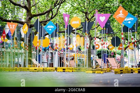 Hannover, Germania. 05 luglio 2021. Numerosi cartelli con diversi pittogrammi si trovano in un parcheggio chiuso a Köbelinger Markt. Nelle prossime settimane, la città chiuderà diverse strade del centro città per il traffico di auto. Devono diventare zone pedonali temporanee. Credit: Hauke-Christian Dittrich/dpa/Alamy Live News Foto Stock