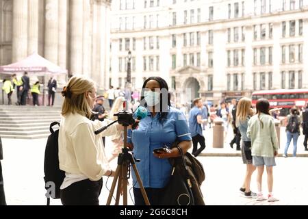 Londra, Regno Unito. 5 luglio 2021 Cattedrale di St Paul, Londra, Regno Unito. Un servizio si è svolto oggi, il 73esimo compleanno della NHS, per rendere grazie in onore della dedizione e del sacrificio del personale della NHS durante la pandemia del coronavirus. NELLA FOTO: Infermiera del personale intervistata in seguito al servizio. Bridget Catterall/Alamy Live News Foto Stock