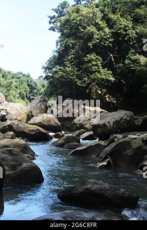 Caduta di acqua in Amia khum, Bandorbon Bangladesh, questo è il posto più bello del nostro paese Foto Stock