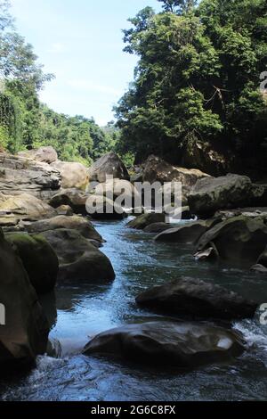 Caduta di acqua in Amia khum, Bandorbon Bangladesh, questo è il posto più bello del nostro paese Foto Stock