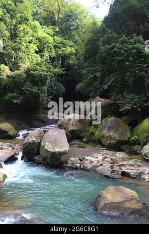 Caduta di acqua in Amia khum, Bandorbon Bangladesh, questo è il posto più bello del nostro paese Foto Stock