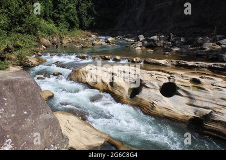 Caduta di acqua in Amia khum, Bandorbon Bangladesh, questo è il posto più bello del nostro paese Foto Stock