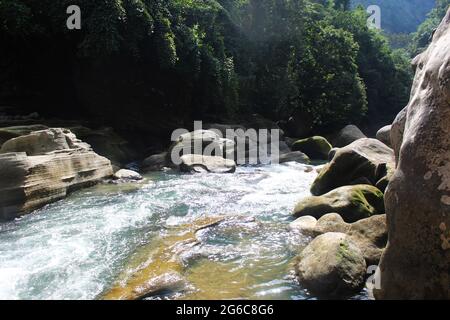 Caduta di acqua in Amia khum, Bandorbon Bangladesh, questo è il posto più bello del nostro paese Foto Stock