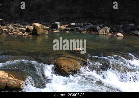 Caduta di acqua in Amia khum, Bandorbon Bangladesh, questo è il posto più bello del nostro paese Foto Stock