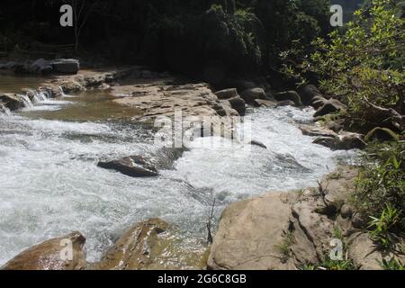 Caduta di acqua in Amia khum, Bandorbon Bangladesh, questo è il posto più bello del nostro paese Foto Stock