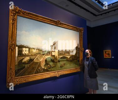 Christie’s, Londra, Regno Unito. 5 luglio 2021. Anteprima di Christie’s Classic Week è una serie di 9 aste che propongono opere d’arte dall’antichità al XX secolo. Immagine: Vendita serale di Christie’s Old Masters (8 luglio), Bernardo Bellotto (Venezia 1721-1780 Varsavia). Vista di Verona con il Ponte delle navi, dipinto 1745-47, stima: £12,000,000-18,000,000. Credit: Malcolm Park/Alamy Live News Foto Stock