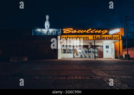 Un centro di bowling che ospita ora un centro di test Corona a Berlino Hellersdorf, Germania, un centro di bowling abbandonato, un centro di bowling chiuso Foto Stock