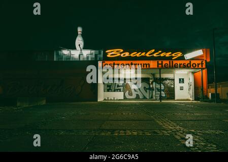 Un centro di bowling che ospita ora un centro di test Corona a Berlino Hellersdorf, Germania, un centro di bowling abbandonato, un centro di bowling chiuso Foto Stock